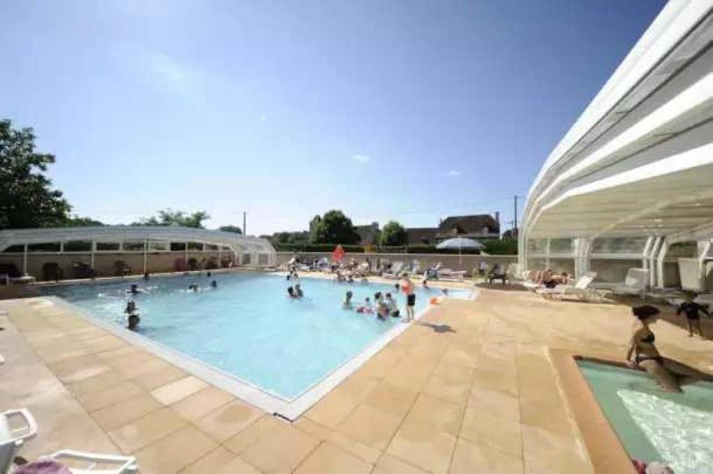 Bazén v ubytování Camping 4 étoiles - Piscine - eed0fi nebo v jeho okolí