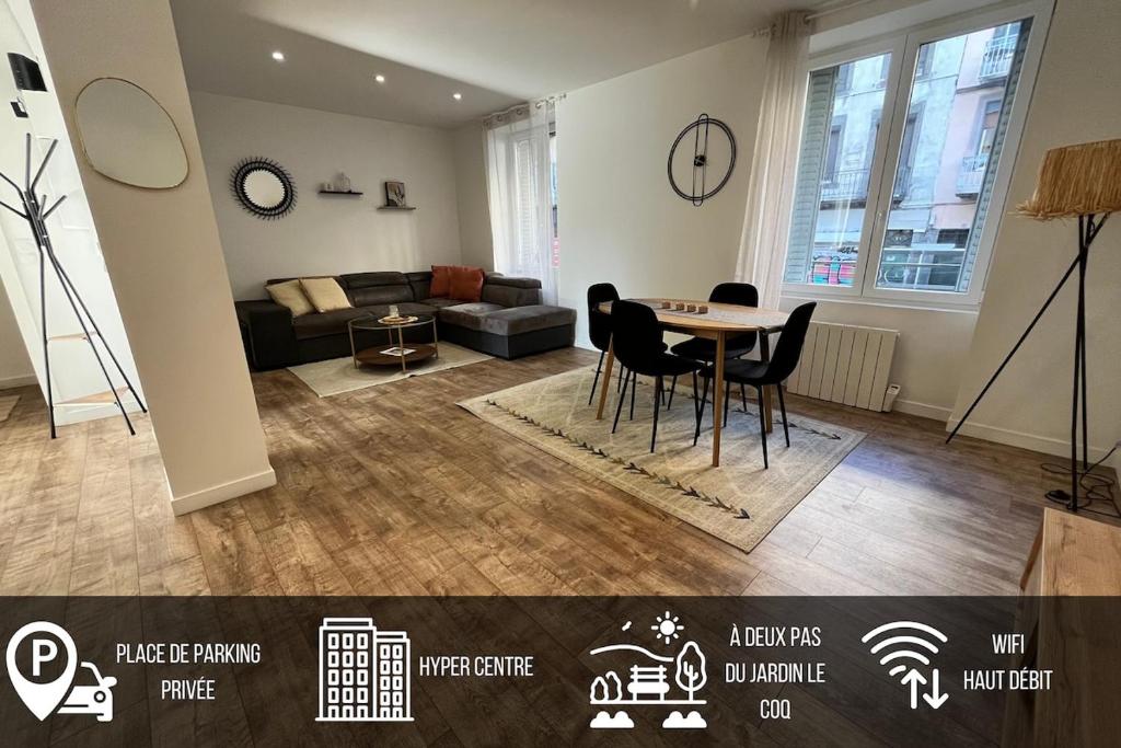 un salon avec un canapé, une table et des chaises dans l'établissement L 'Épicentre, à Clermont-Ferrand