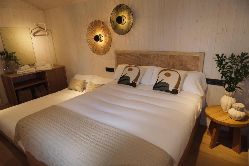 Postel nebo postele na pokoji v ubytování Glamping Illa de Arousa