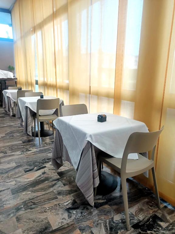 Reštaurácia alebo iné gastronomické zariadenie v ubytovaní Hotel Meuble' Atlantic