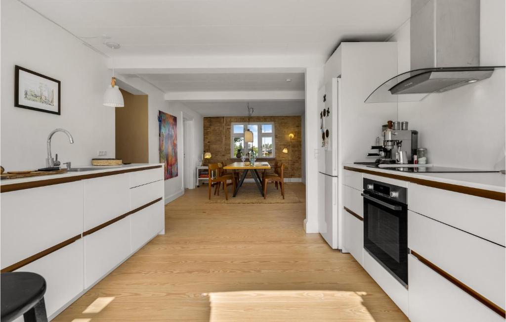 Köök või kööginurk majutusasutuses 4 Bedroom Amazing Home In Søby Ærø