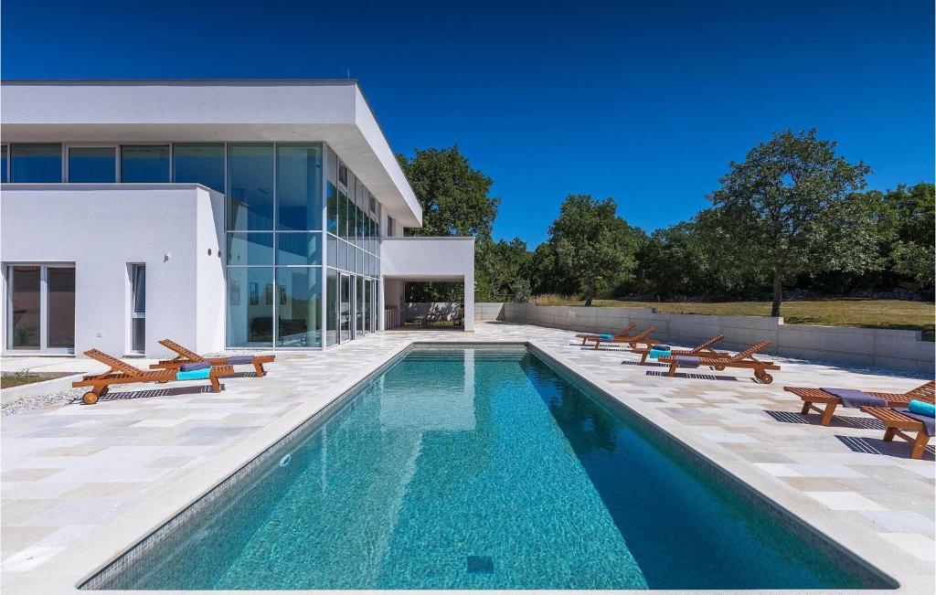 een zwembad voor een huis bij Villa Koko in Rovinj