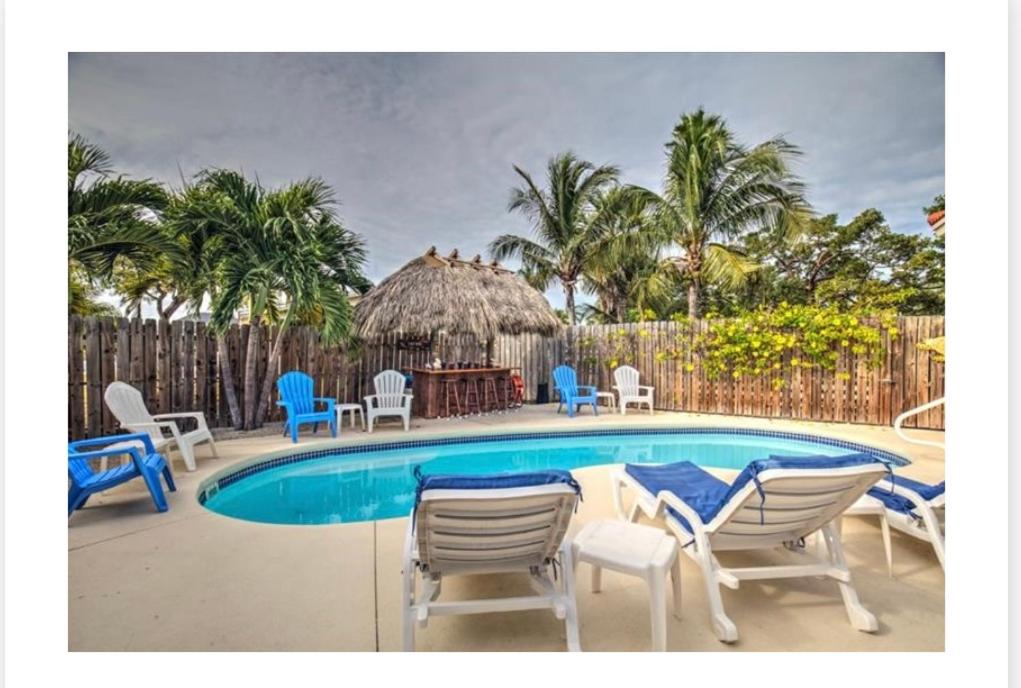 Bazén v ubytování Keys Home for 8 Pool 50 ft Dock Tiki Beach nebo v jeho okolí