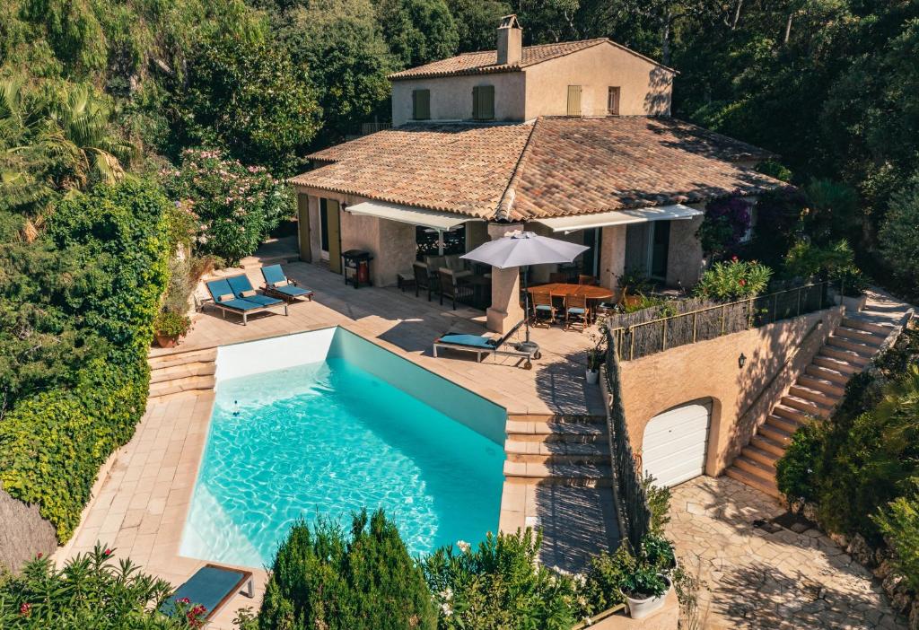 une vue aérienne d'une maison avec piscine dans l'établissement Villa Sainte Maxime, à Sainte-Maxime