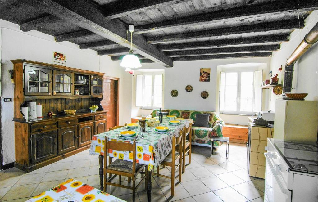 Kuchyň nebo kuchyňský kout v ubytování Amazing Apartment In Codivara With Wifi