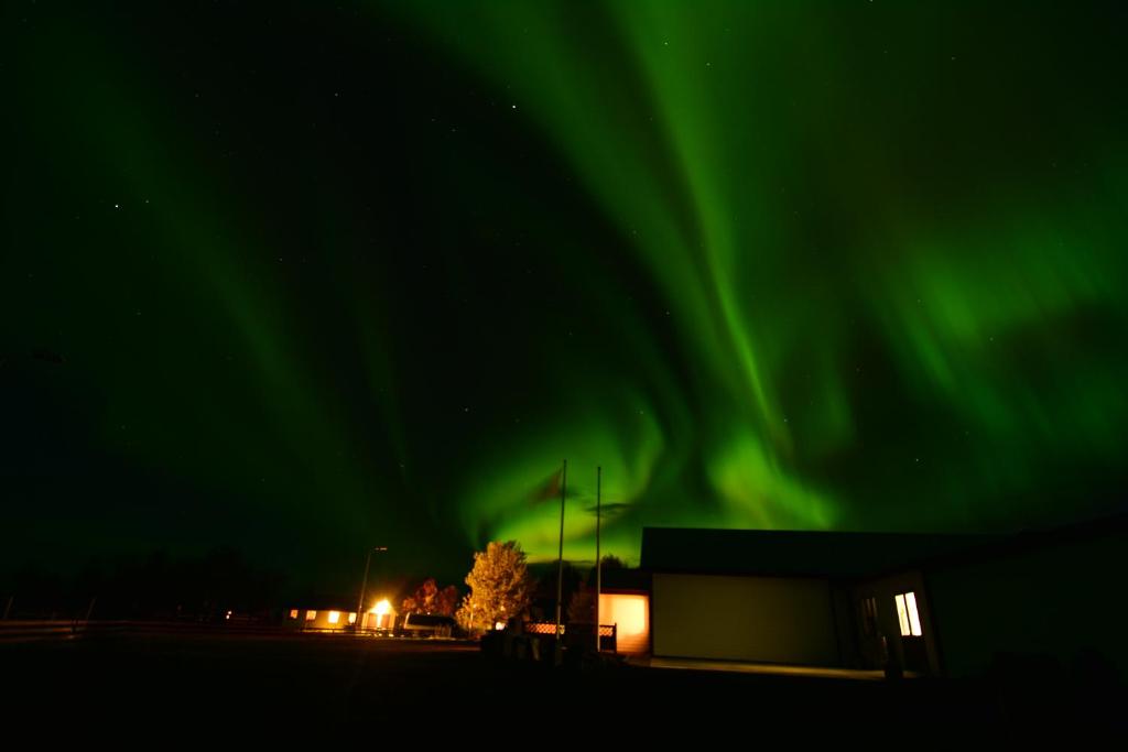 Hlíðarendiにあるホテル ヒヨーツヒードの空のオーロラ像
