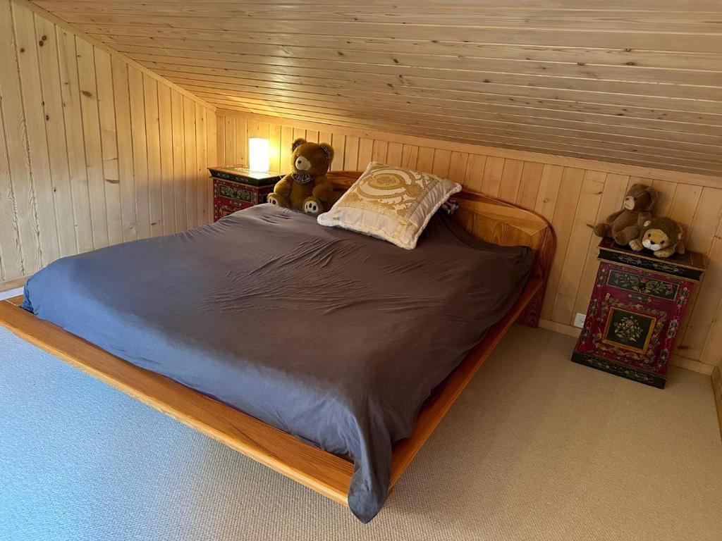 Postel nebo postele na pokoji v ubytování Enchanting 4BR Chalet Nestled in the Heart of a Pristine Apine Landscape