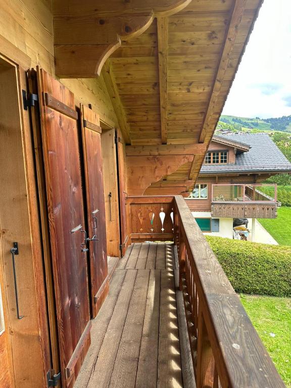 Balkón nebo terasa v ubytování Enchanting 4BR Chalet Nestled in the Heart of a Pristine Apine Landscape