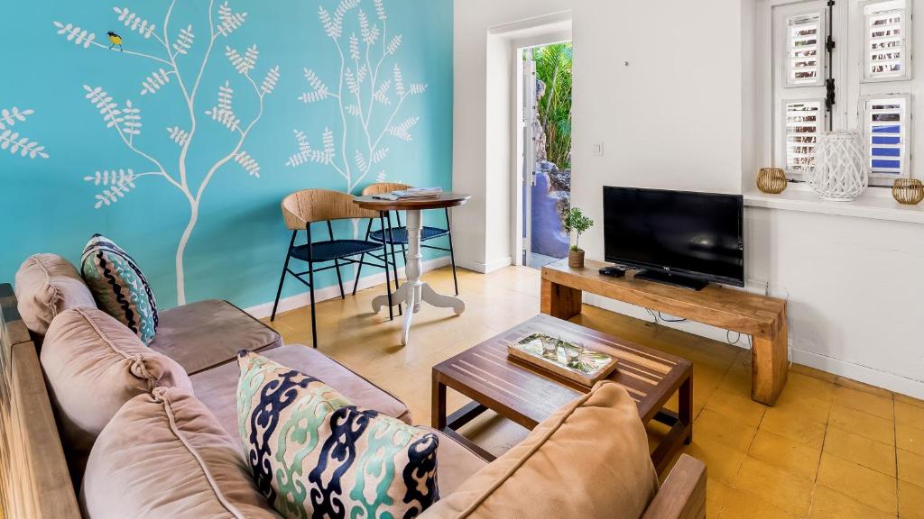 Uma televisão e/ou sistema de entretenimento em Pietermaai Boutique Hotel