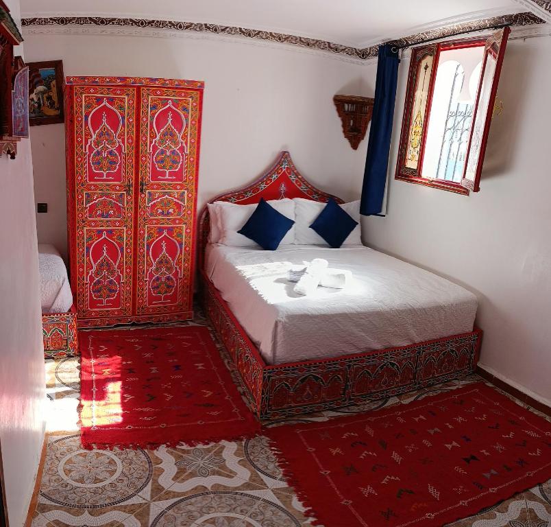 سرير أو أسرّة في غرفة في Hotel Chefchaouen