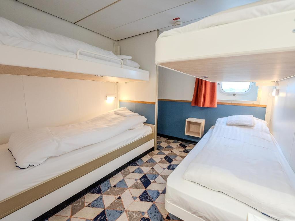 Postel nebo postele na pokoji v ubytování DFDS Ferry - Amsterdam to Newcastle