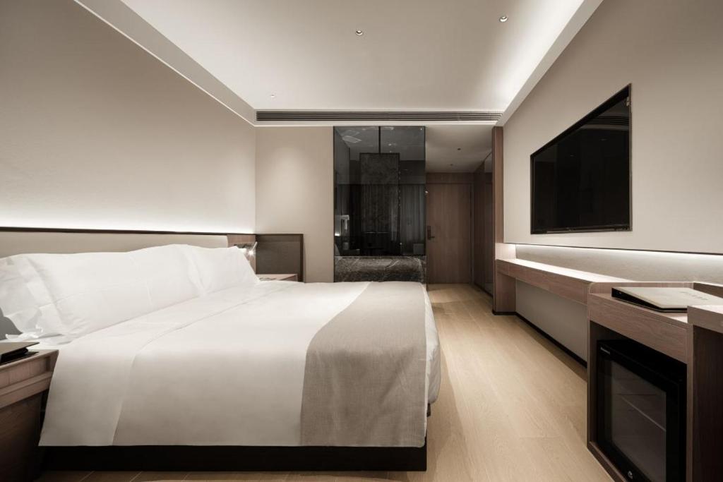 Postel nebo postele na pokoji v ubytování Walling Hotel - Chongqing hongyadong jialingjiang binjianglu