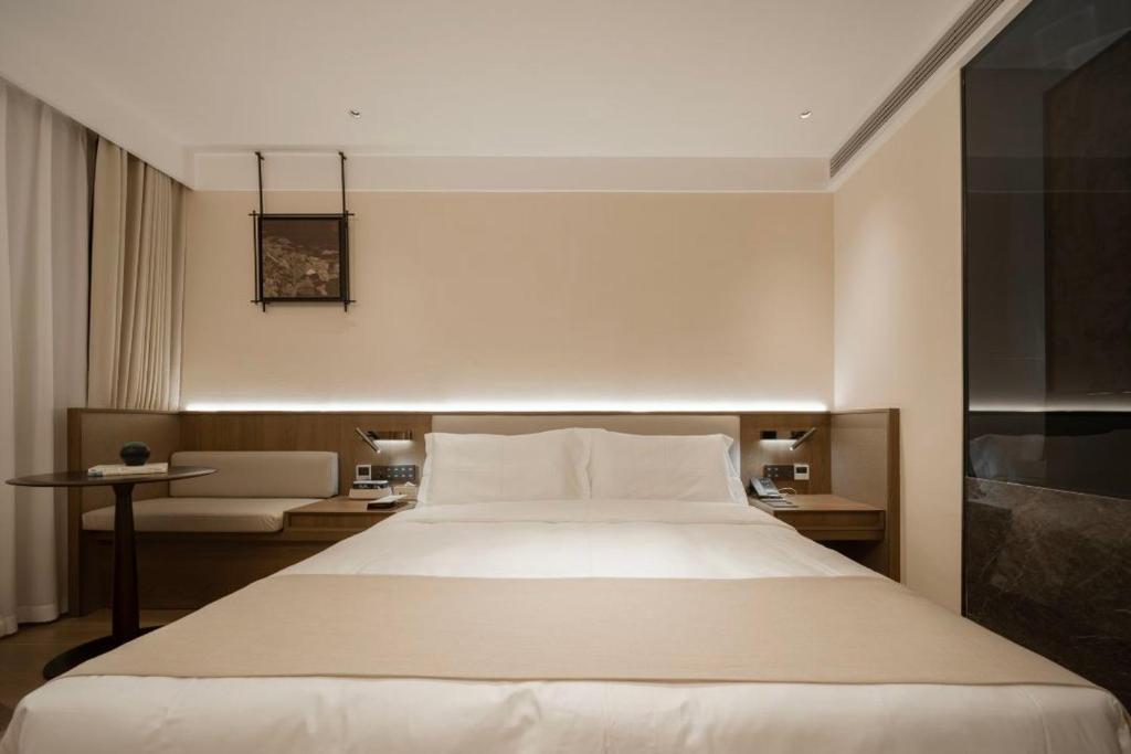 Postel nebo postele na pokoji v ubytování Walling Hotel - Chongqing hongyadong jialingjiang binjianglu
