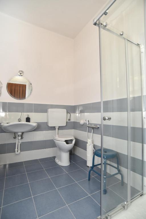 un bagno con un water e un lavandino di L'Agrifoglio Affittacamere a Gattinara