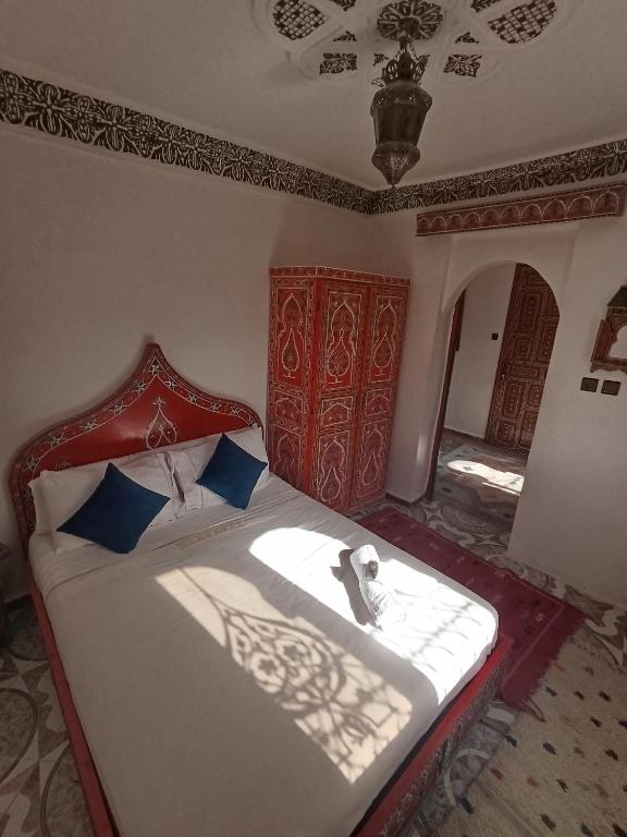 سرير أو أسرّة في غرفة في Hotel Chefchaouen