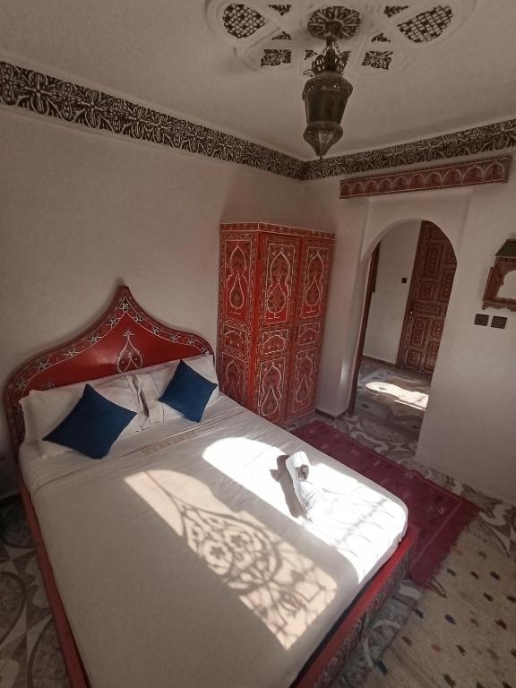 سرير أو أسرّة في غرفة في Hotel Chefchaouen