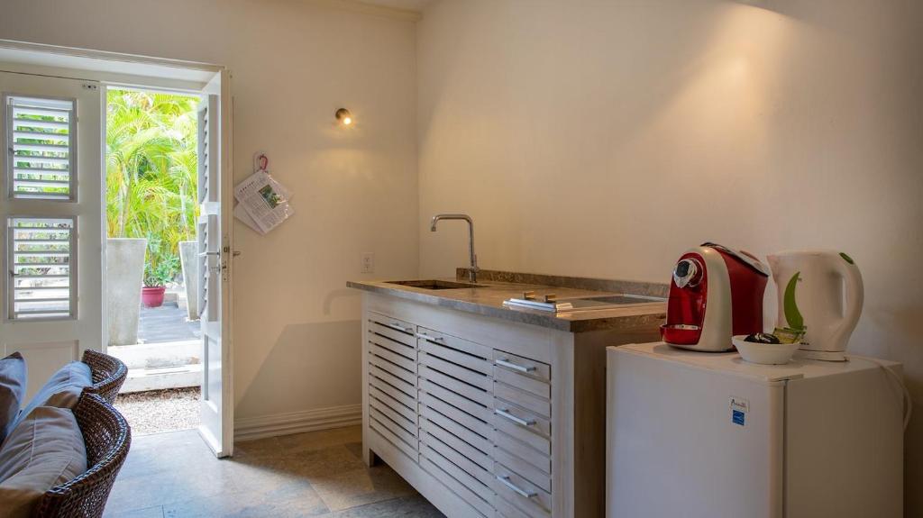 A cozinha ou kitchenette de Pietermaai Boutique Hotel