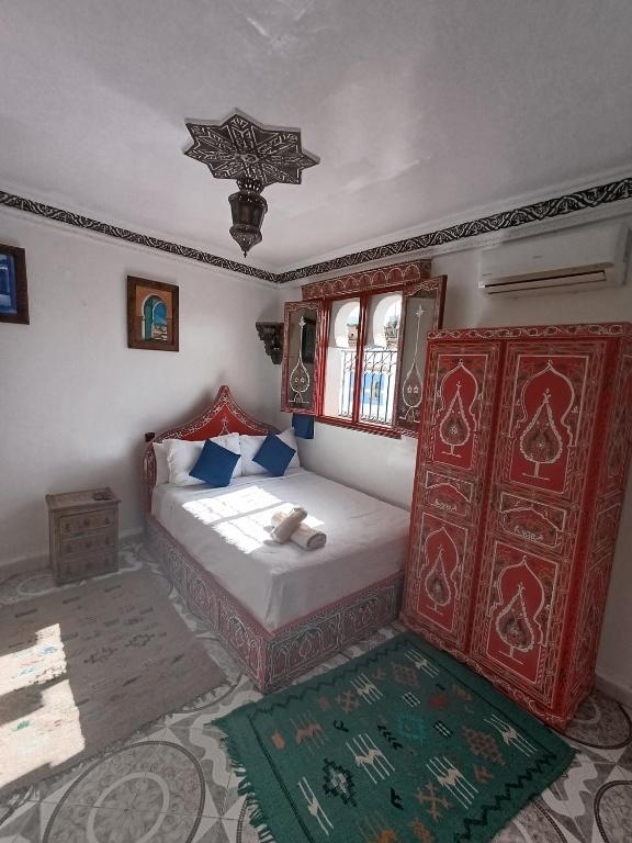 سرير أو أسرّة في غرفة في Hotel Chefchaouen