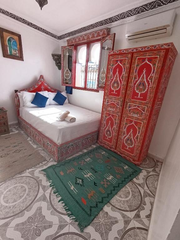 سرير أو أسرّة في غرفة في Hotel Chefchaouen