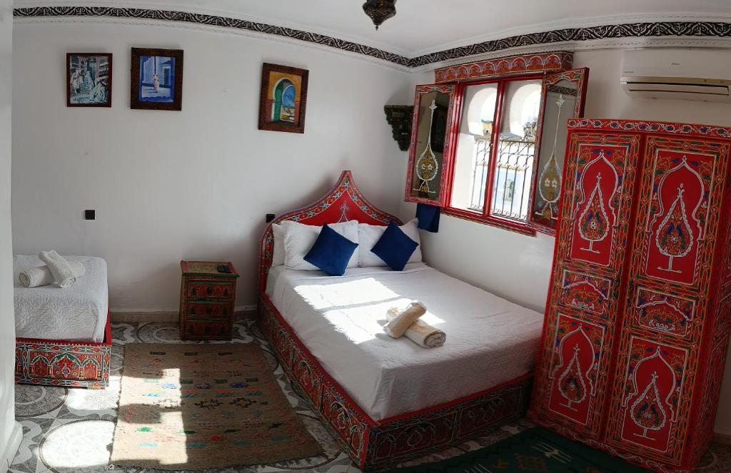 سرير أو أسرّة في غرفة في Hotel Chefchaouen