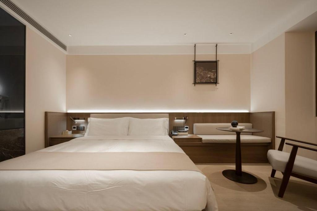 Postel nebo postele na pokoji v ubytování Walling Hotel - Chongqing hongyadong jialingjiang binjianglu