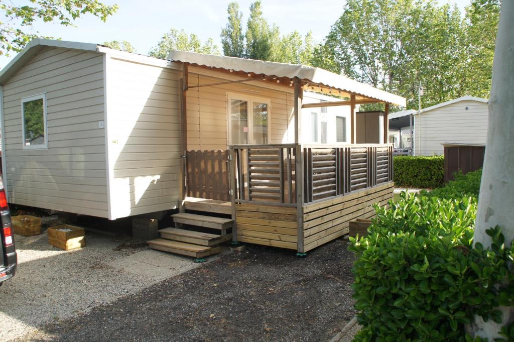 Une petite maison est installée dans une allée. dans l'établissement Vias Relax, à Vias