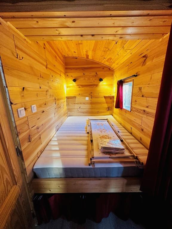 Postel nebo postele na pokoji v ubytování Camping Le Pommier Rustique