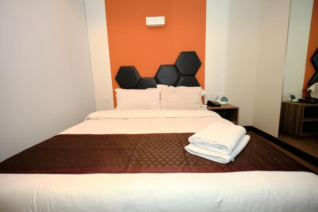 Postel nebo postele na pokoji v ubytování Memoire Hornbill Hotel Kuching Sarawak
