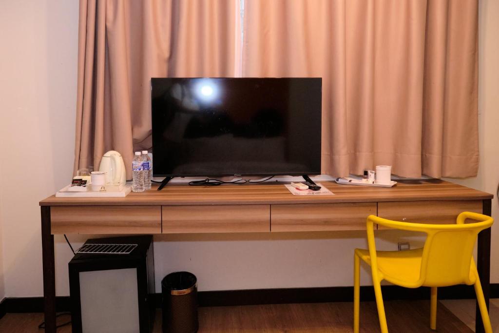 TV a/nebo společenská místnost v ubytování Memoire Hornbill Hotel Kuching Sarawak