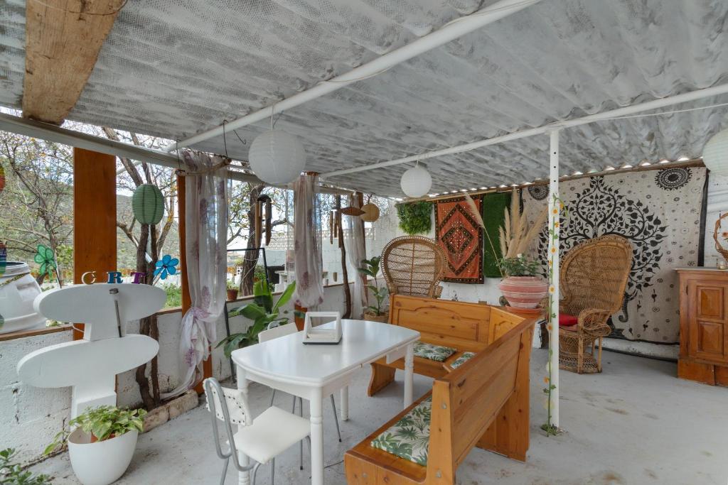 ein Wohnzimmer mit Tisch und Stühlen in der Unterkunft Casa vacacional La Finca González in Tenteniguada