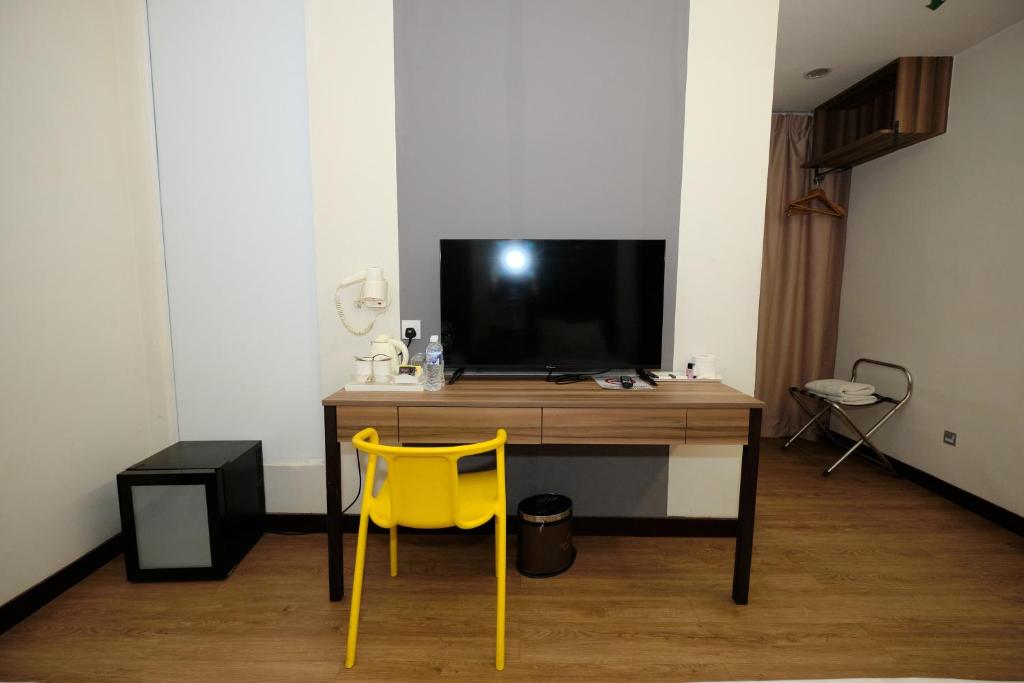 TV a/nebo společenská místnost v ubytování Memoire Hornbill Hotel Kuching Sarawak