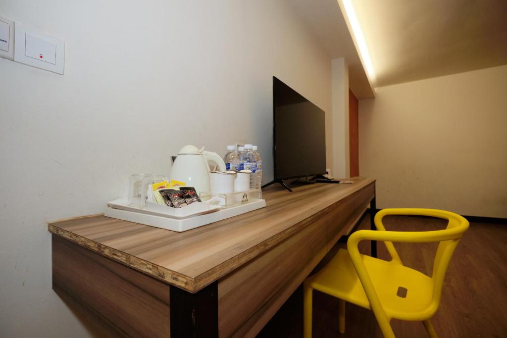 TV a/nebo společenská místnost v ubytování Memoire Hornbill Hotel Kuching Sarawak