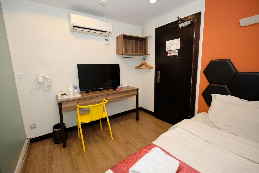 TV a/nebo společenská místnost v ubytování Memoire Hornbill Hotel Kuching Sarawak