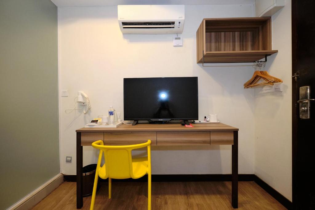 TV a/nebo společenská místnost v ubytování Memoire Hornbill Hotel Kuching Sarawak