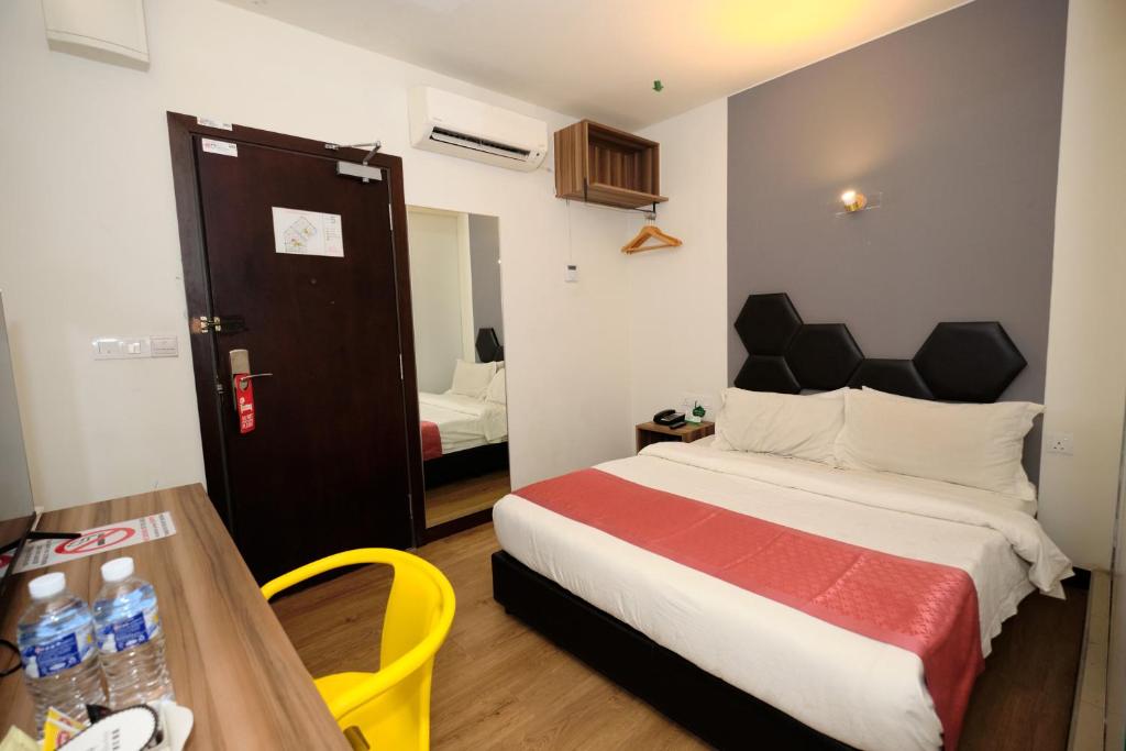 Postel nebo postele na pokoji v ubytování Memoire Hornbill Hotel Kuching Sarawak