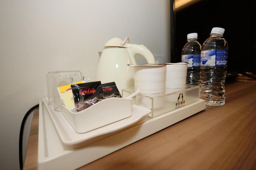 Příslušenství pro přípravu čaje a kávy v ubytování Memoire Hornbill Hotel Kuching Sarawak
