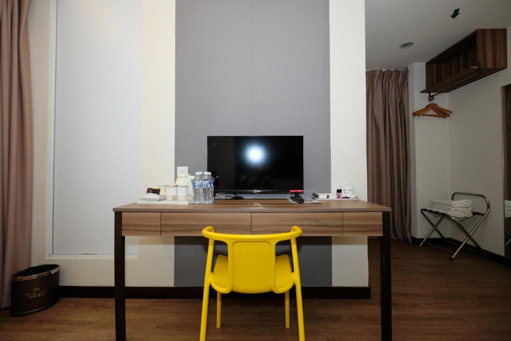 TV a/nebo společenská místnost v ubytování Memoire Hornbill Hotel Kuching Sarawak
