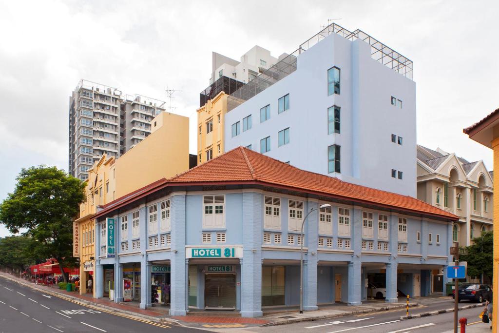 un edificio all'angolo di una strada con edifici di Hotel 81 Fuji a Singapore