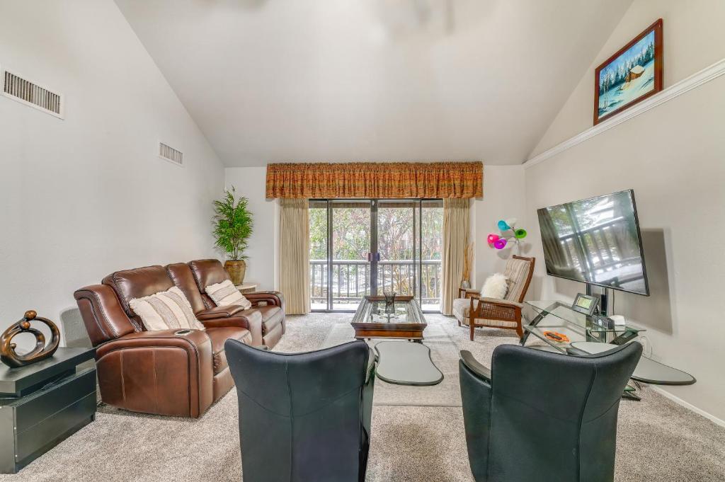 Χώρος καθιστικού στο 12 Mi to Downtown Dallas Irving Condo with Balcony
