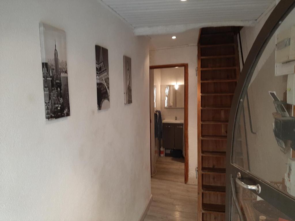 un couloir avec des photos sur les murs d'une maison dans l'établissement L oustau des Arênes, à Arles
