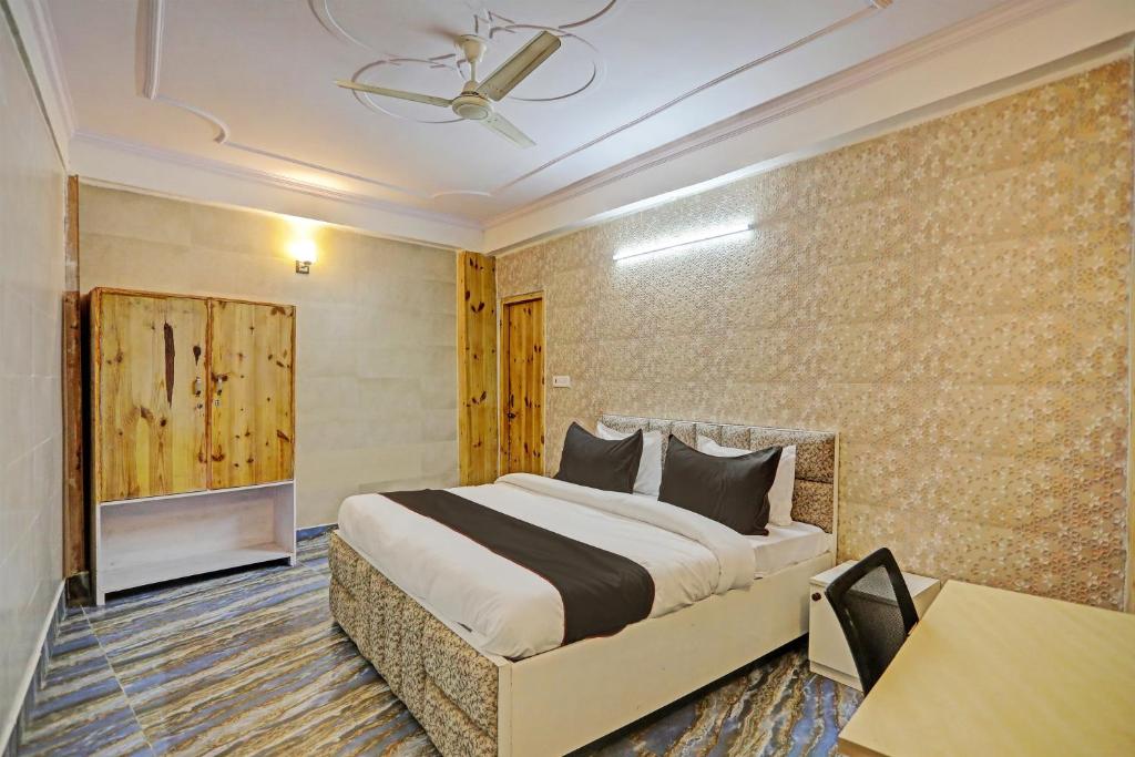 Postel nebo postele na pokoji v ubytování Super Umen Hotel Nearest Sector 66 Noida