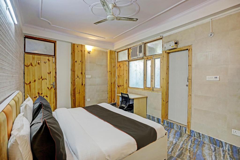 Postel nebo postele na pokoji v ubytování Super Umen Hotel Nearest Sector 66 Noida