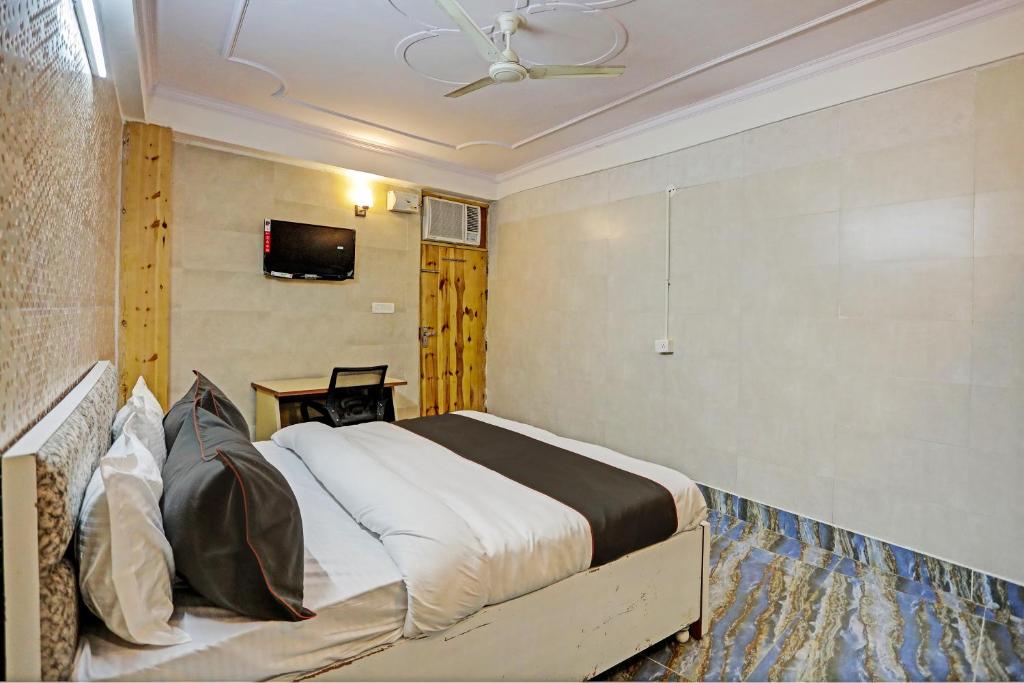 Postel nebo postele na pokoji v ubytování Super Umen Hotel Nearest Sector 66 Noida