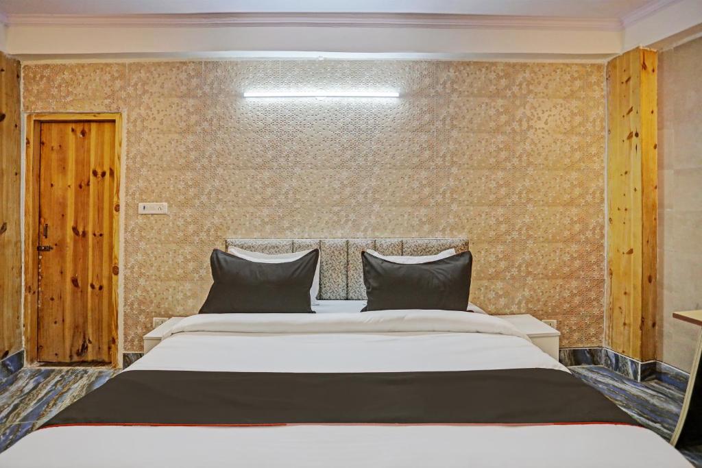 Postel nebo postele na pokoji v ubytování Super Umen Hotel Nearest Sector 66 Noida