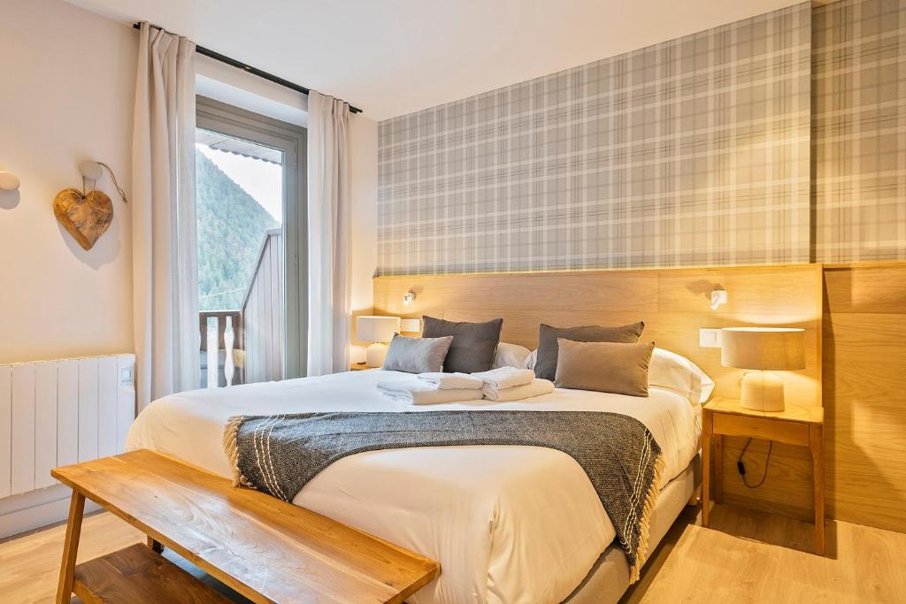 Postel nebo postele na pokoji v ubytování Luderna - Apartamento con terraza Bonaigua B3 Toran