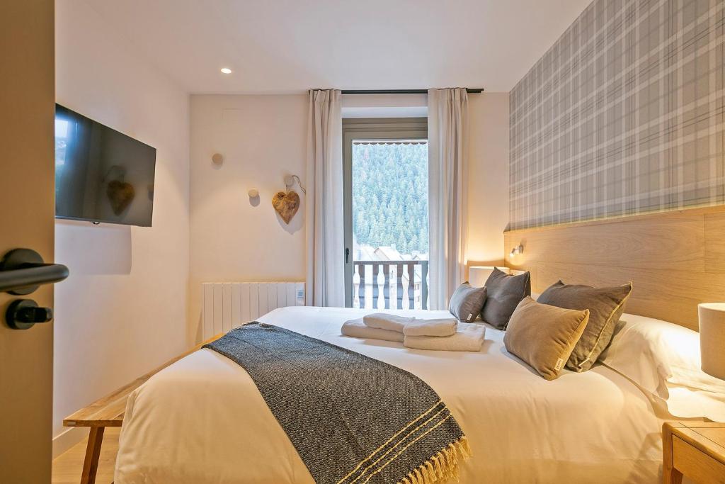 Postel nebo postele na pokoji v ubytování Luderna - Apartamento con terraza Bonaigua B3 Toran