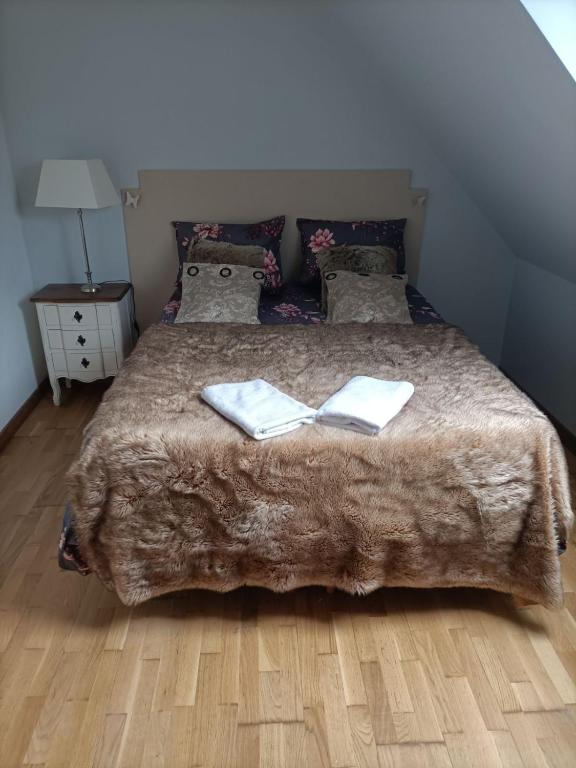 une chambre avec un lit avec deux livres dessus dans l'établissement Chambre double 1er etage, à Ploemeur