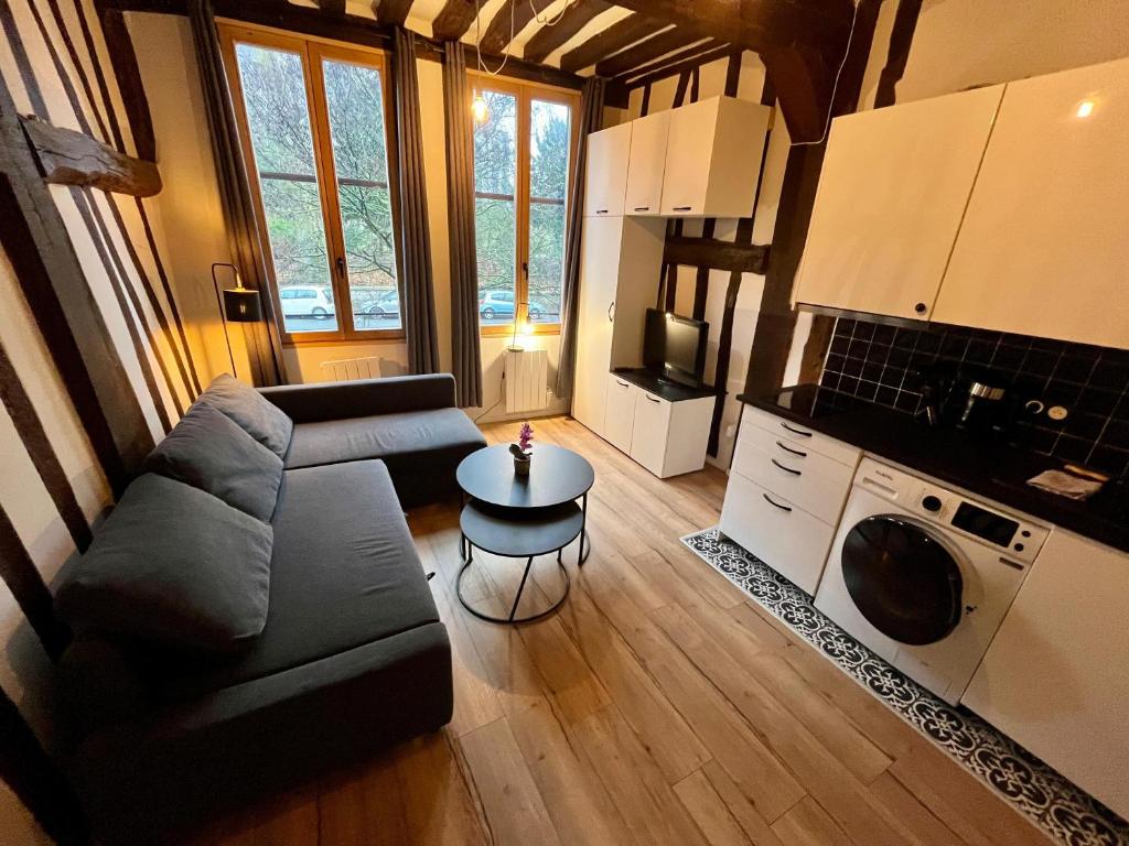 un salon avec un canapé et une table dans l'établissement Évasion rouennaise - 361, à Rouen