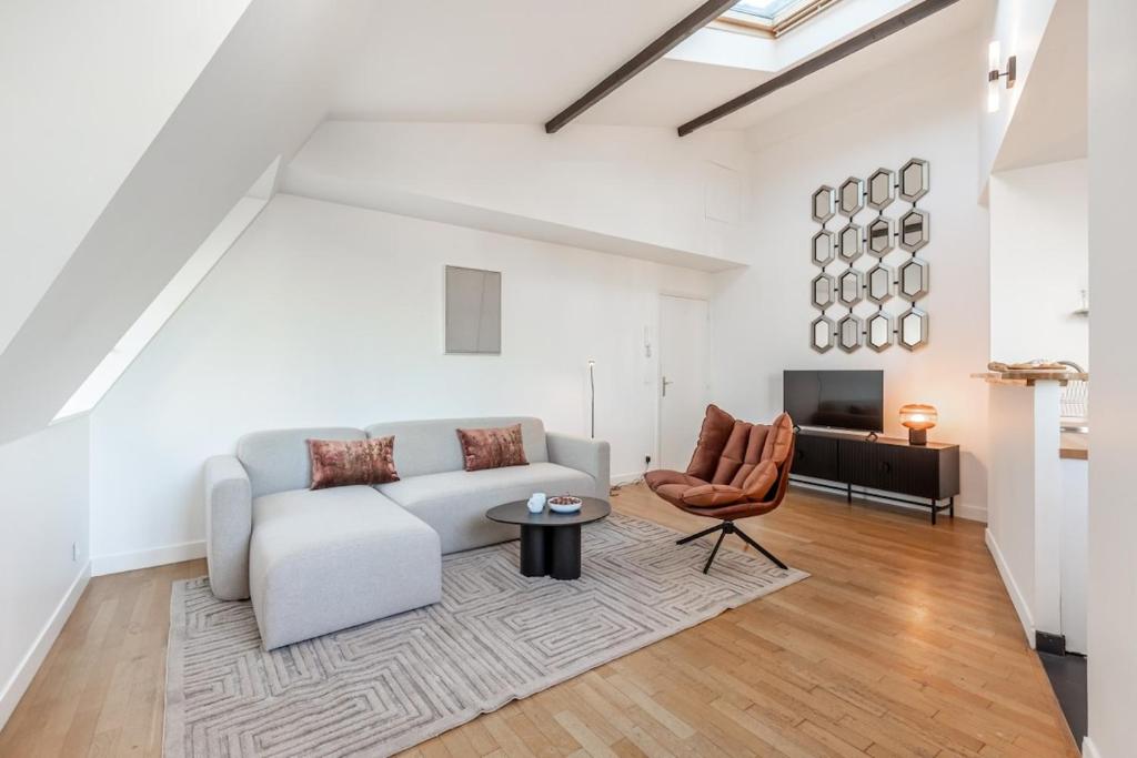 un salon avec un canapé et une table dans l'établissement Amazing Apartment 3Bedrooms Champs Elysées AC, à Paris