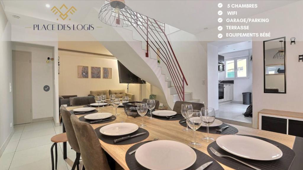 ein Esszimmer mit einem Tisch mit Stühlen und einer Treppe in der Unterkunft Maison La Belfort You proche TechnHom in Belfort